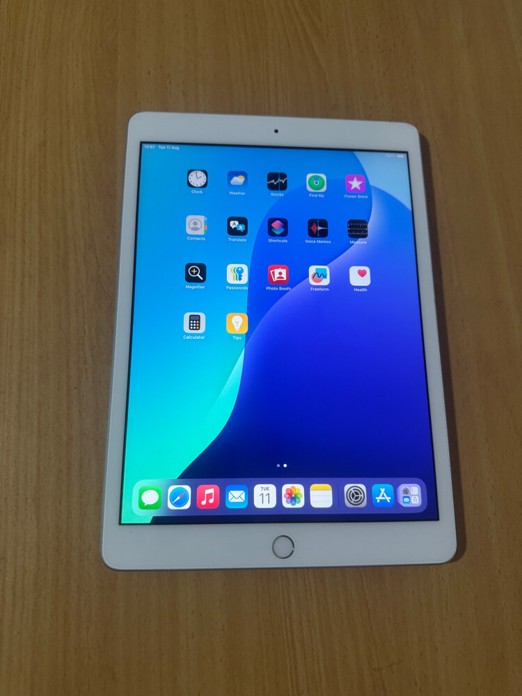 iPad 7th gen , iOS 18 , original  - 4