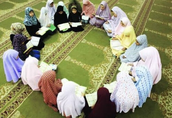 معلمة تحفيظ القرآن - 1