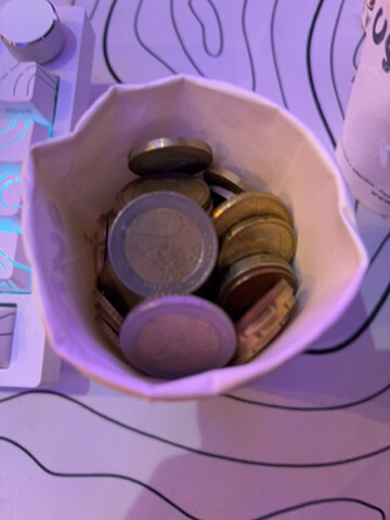 6 cups of foreign coins (usd euro+) - 2