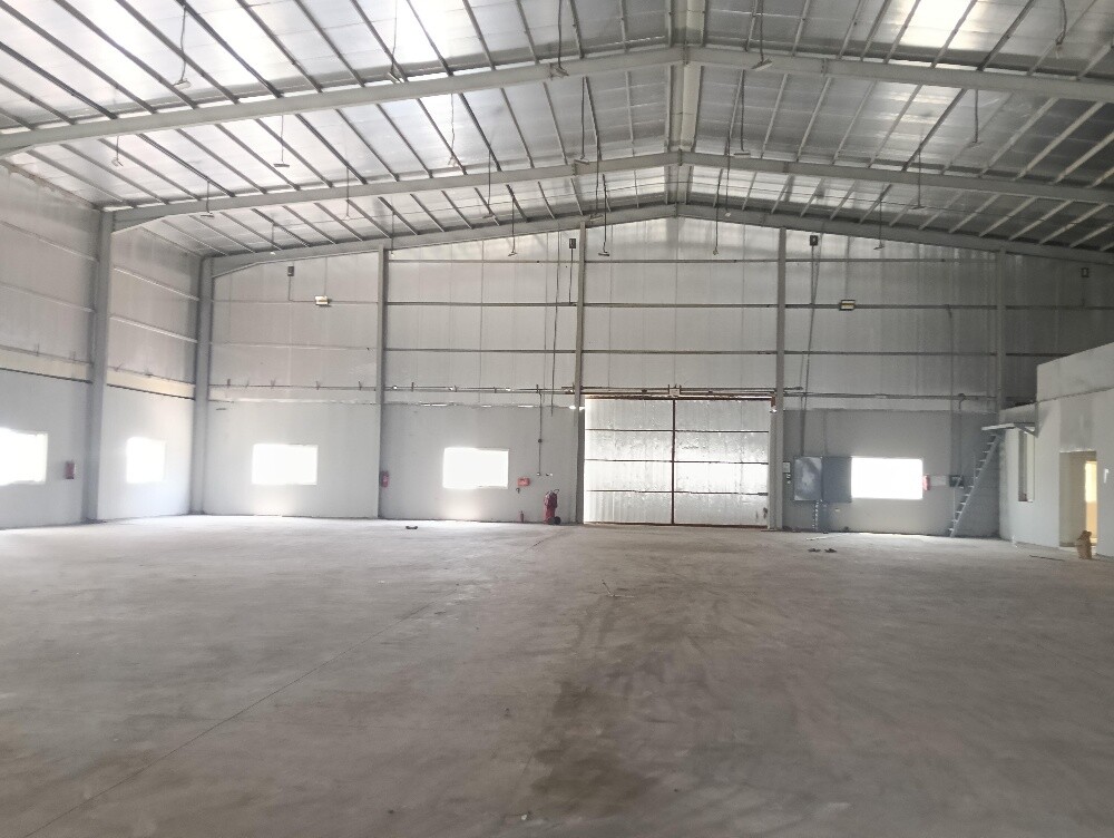 للايجار استور 1500م٢ بركة العوامر - 2