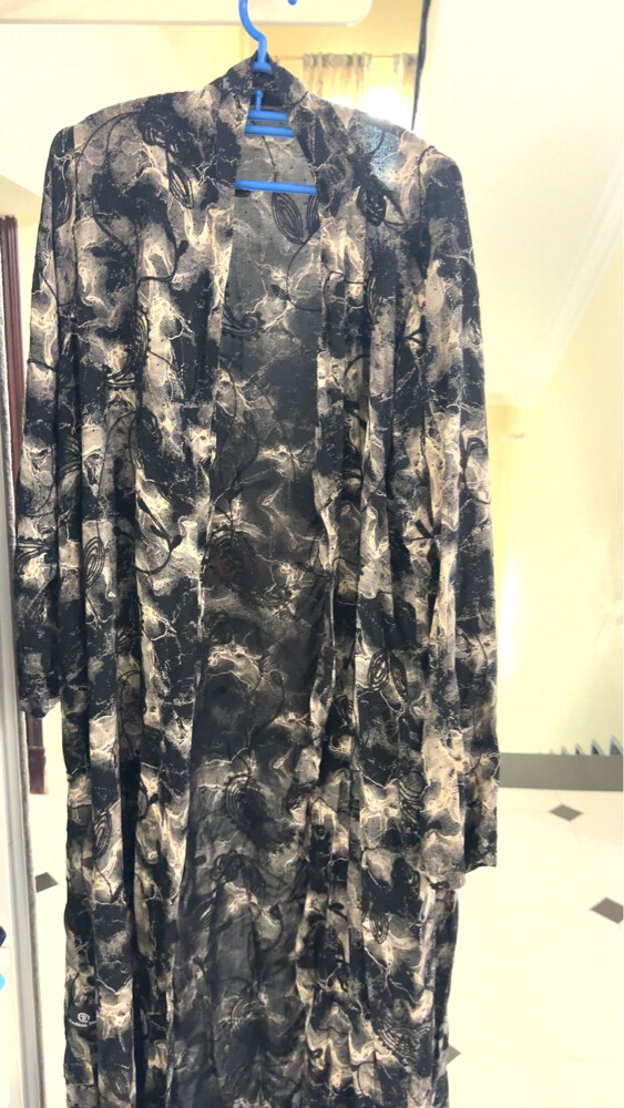 Get any 4 stylish abayas for an incredible price of just 170 - 1
