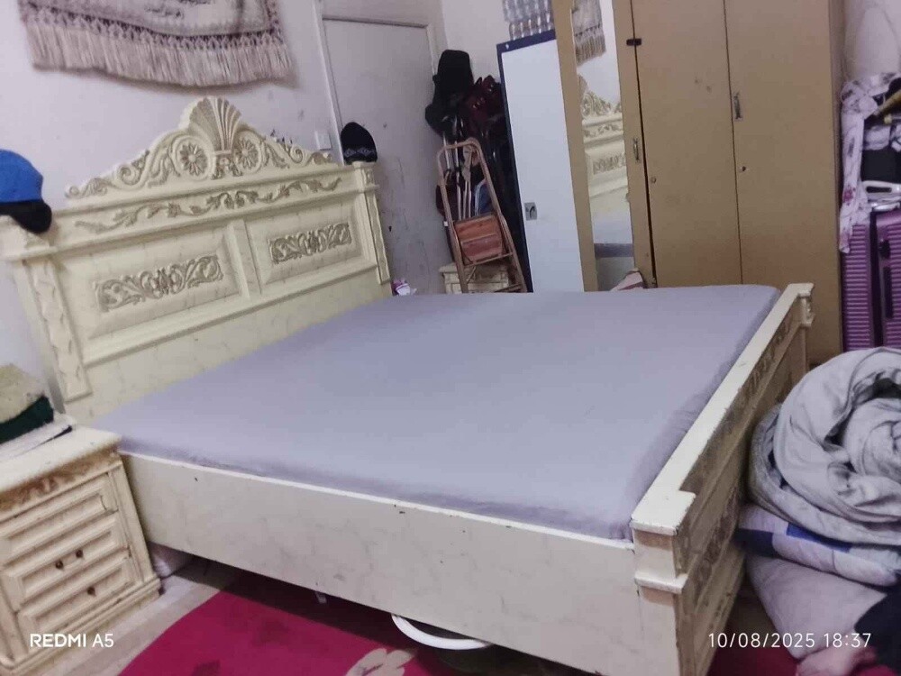 Queen size bed with 2 drawer - 2