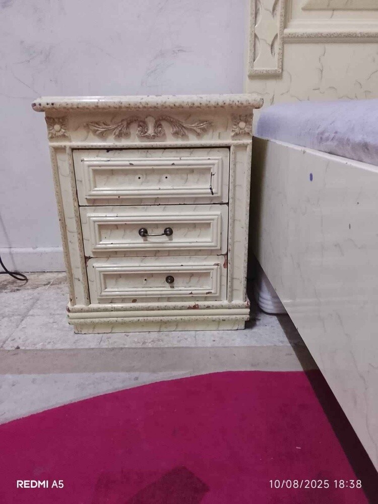 Queen size bed with 2 drawer - 3