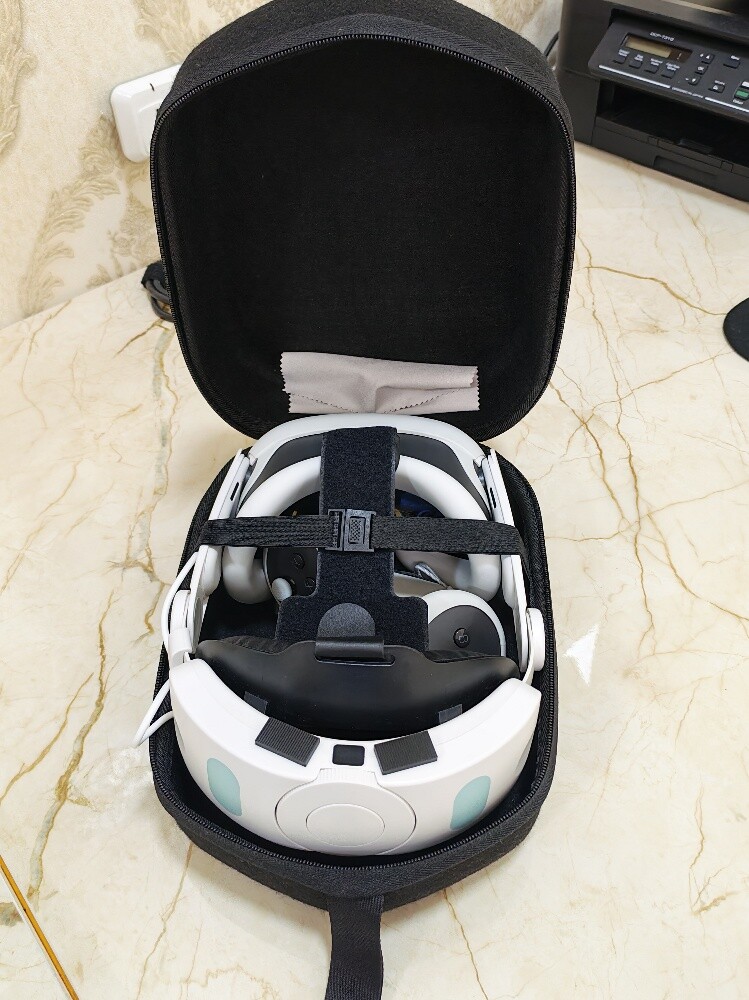 New VR Quest 3 with all accessories - 2