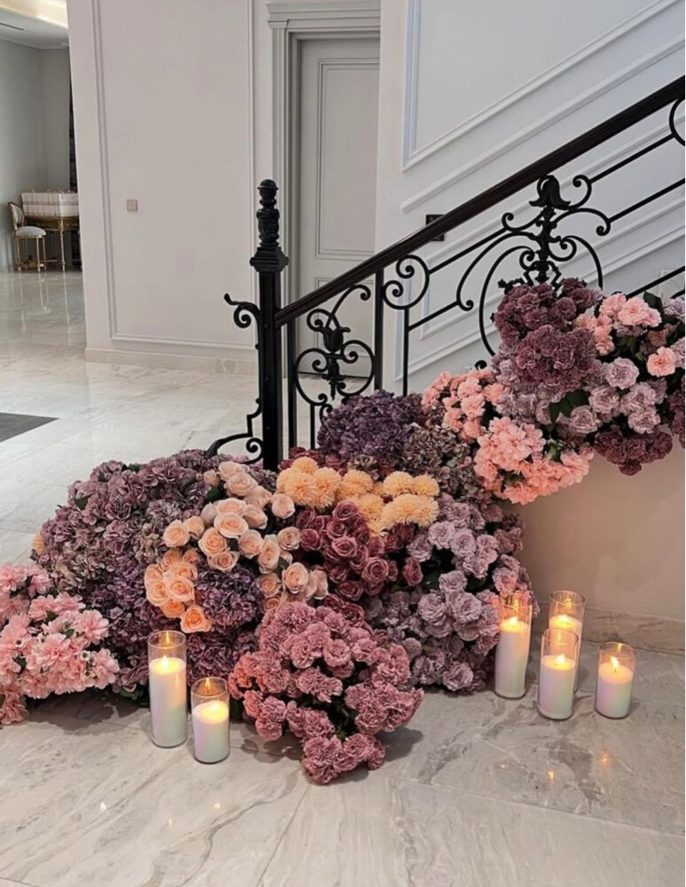 Natural and artificial rosesflowers - 3