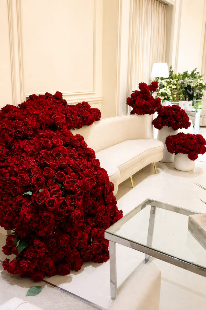 Natural and artificial rosesflowers - 1