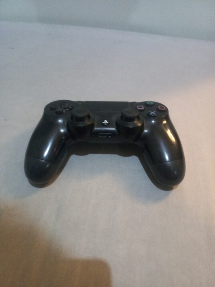PS4 + 3 Controllers - 4