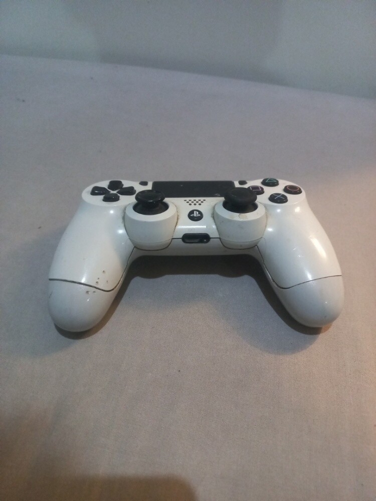 PS4 + 3 Controllers - 3
