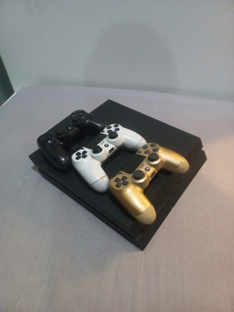 PS4 + 3 Controllers - 1