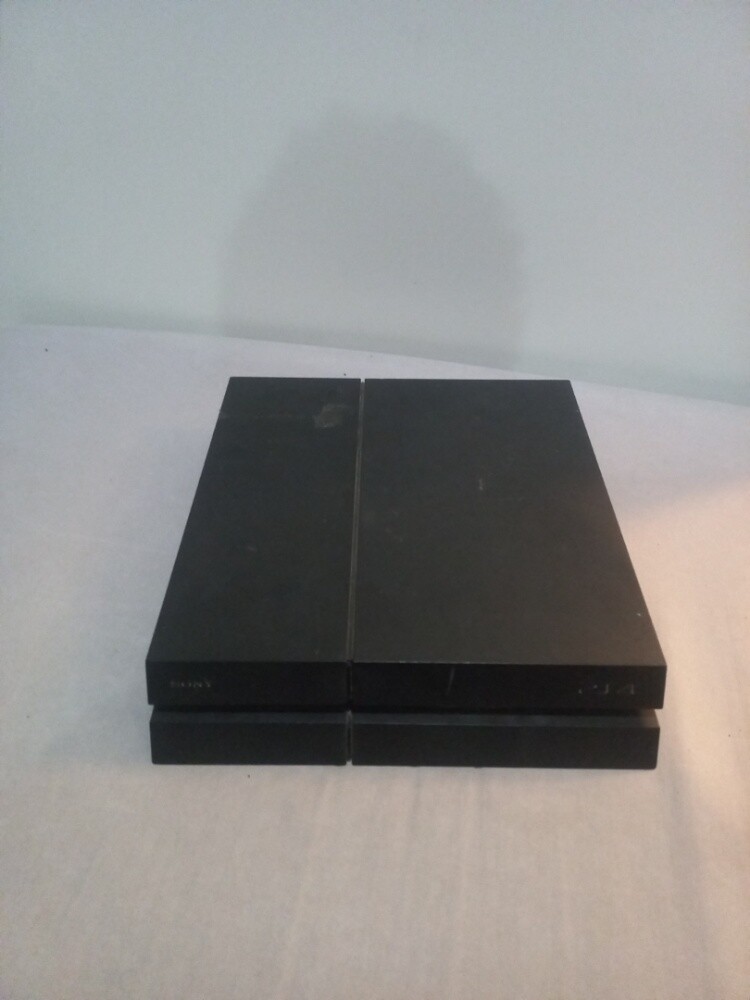 PS4 + 3 Controllers - 2