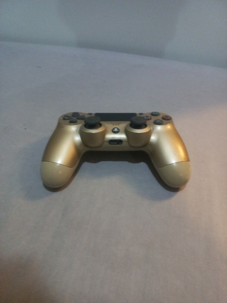 PS4 + 3 Controllers - 5