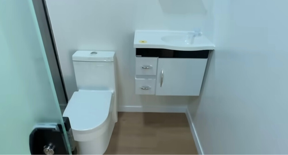 Cabin toilet kitchen - 6