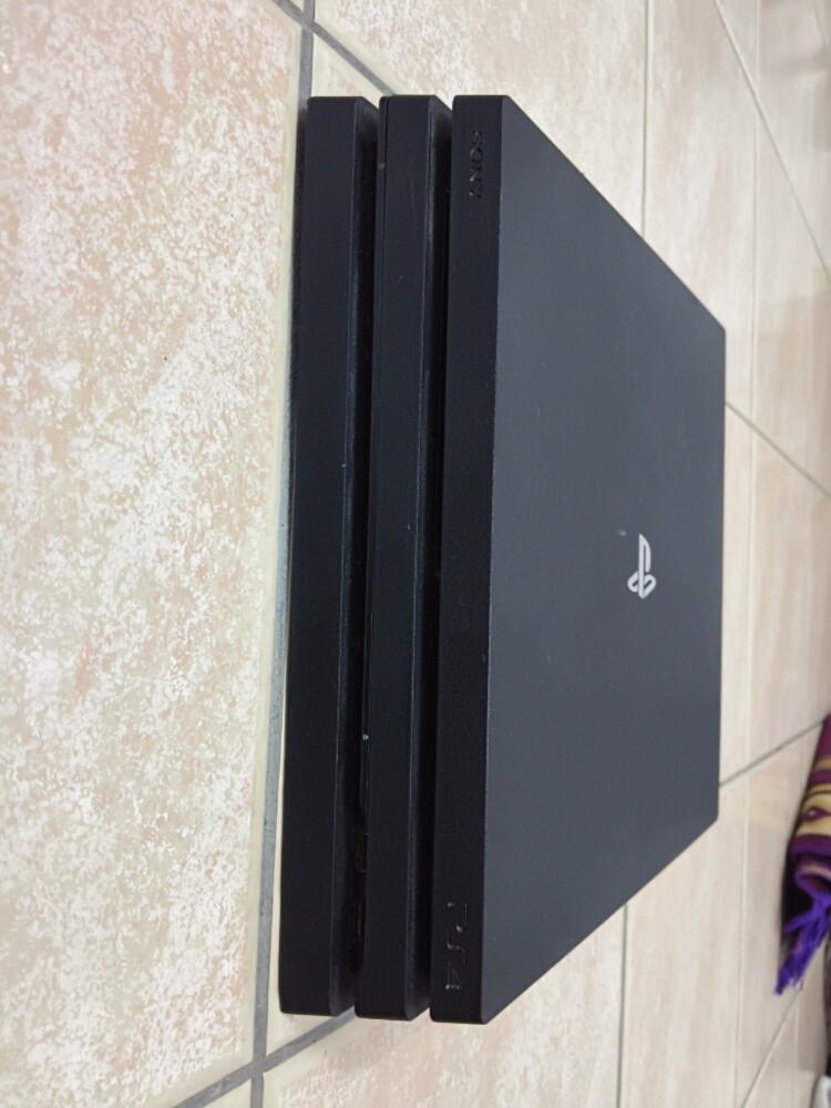 Ps4 with screen 3 controllers etc - 2