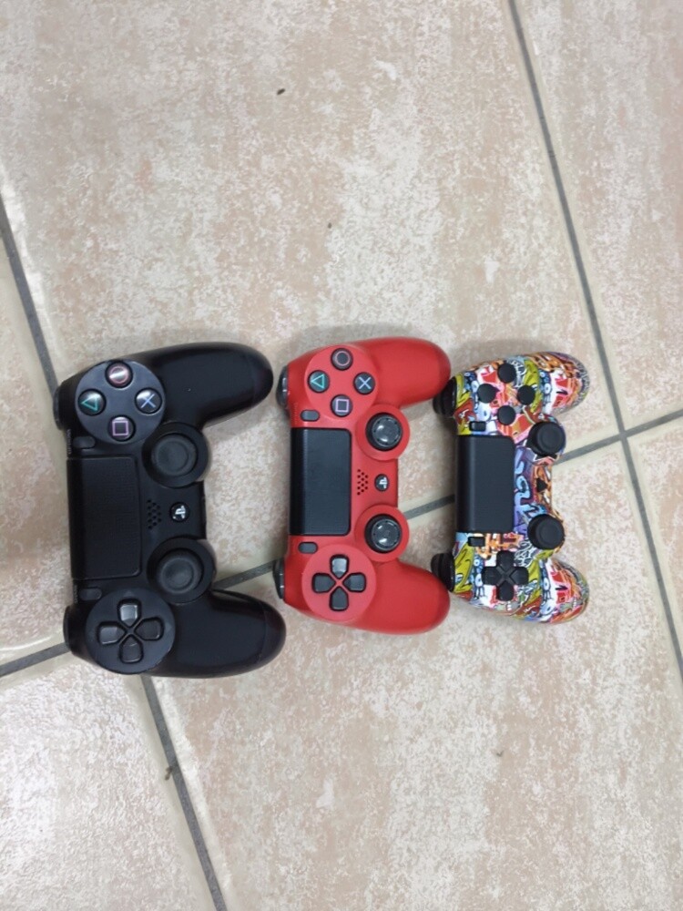 Ps4 with screen 3 controllers etc - 4