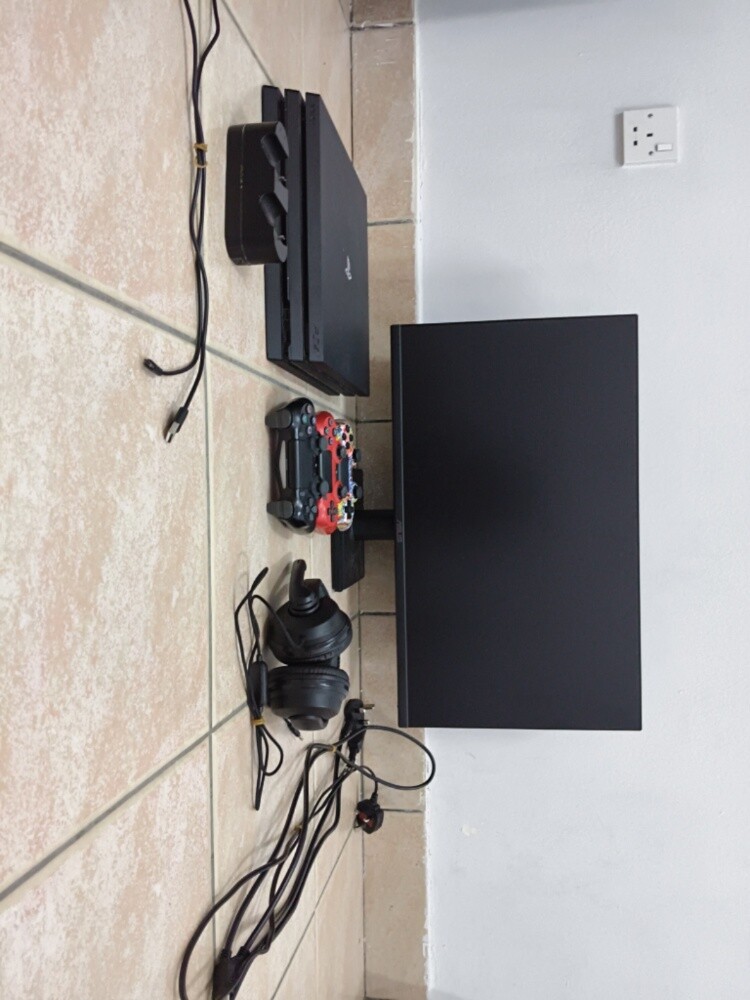 Ps4 with screen 3 controllers etc - 1