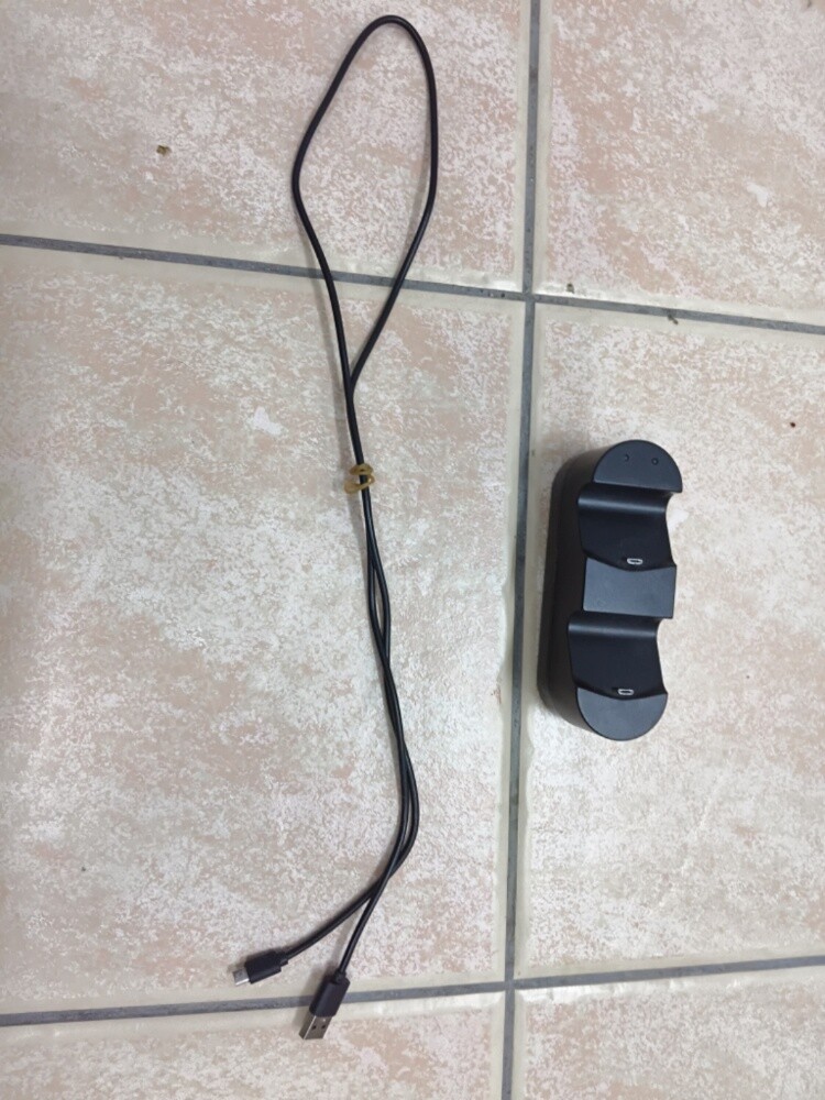 Ps4 with screen 3 controllers etc - 6