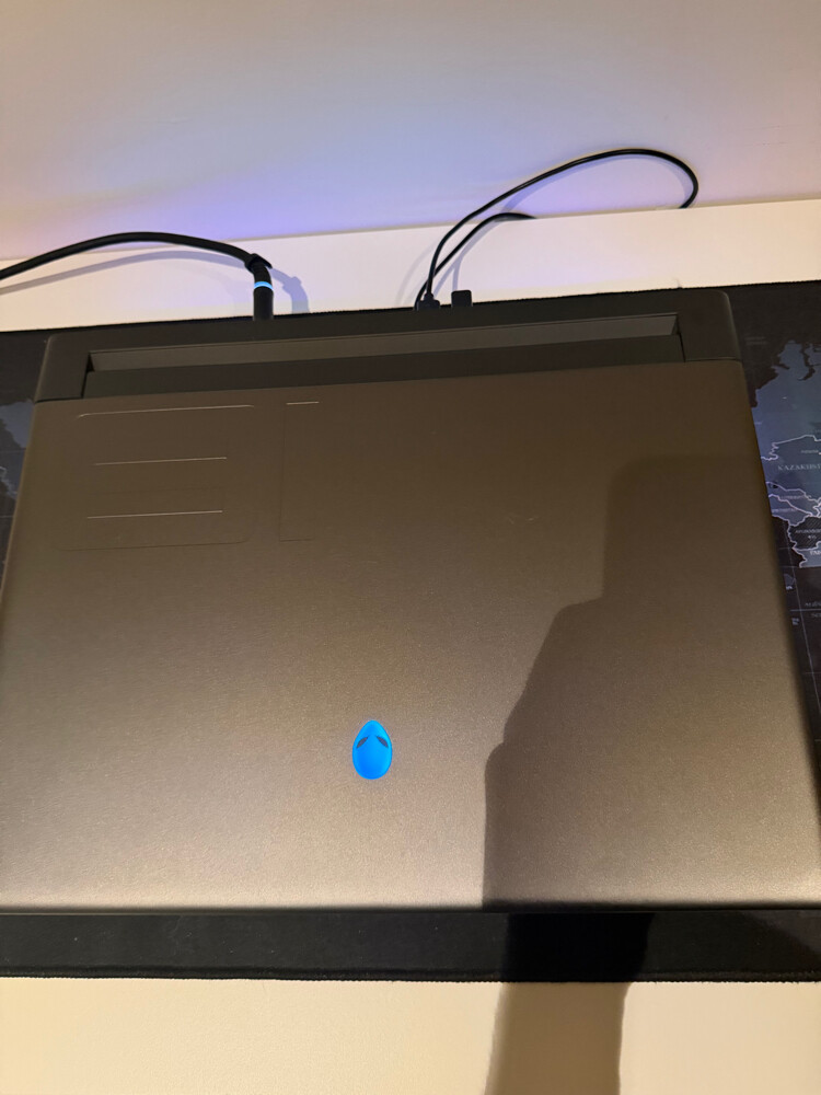 Alienware m18 R2 Gaming Laptop Bund - 3