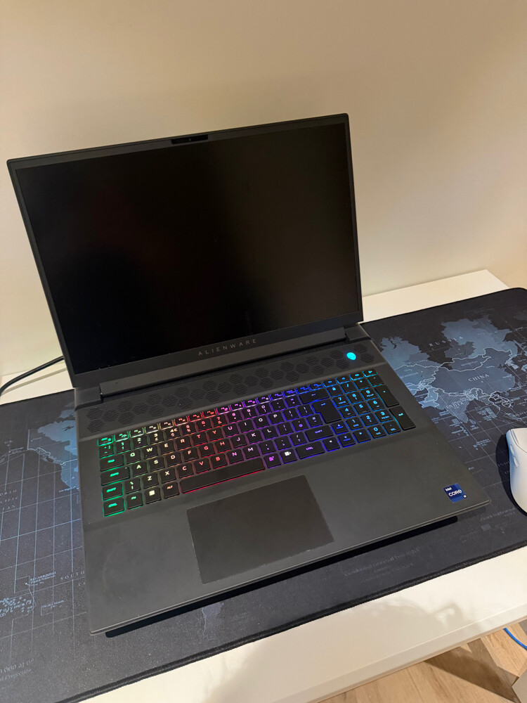 Alienware m18 R2 Gaming Laptop Bund - 8