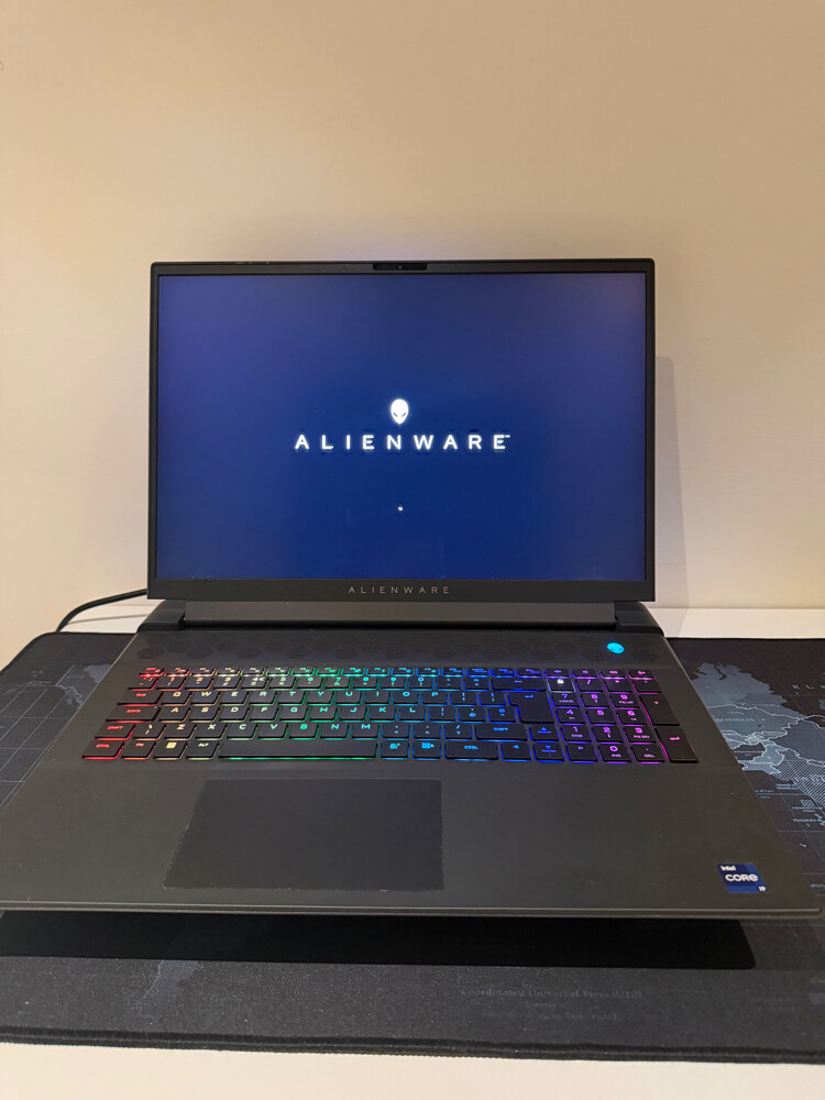Alienware m18 R2 Gaming Laptop Bund - 10