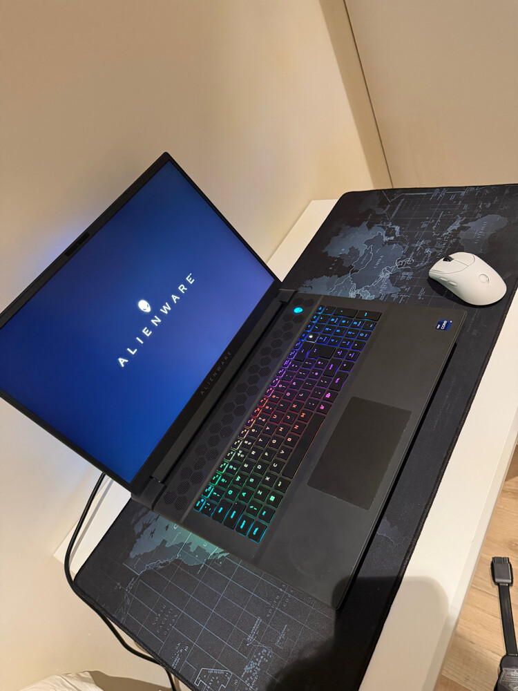 Alienware m18 R2 Gaming Laptop Bund - 5
