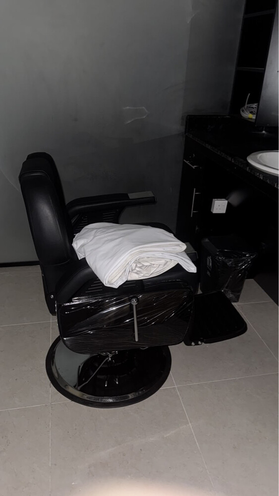 For sale men's salon - 8
