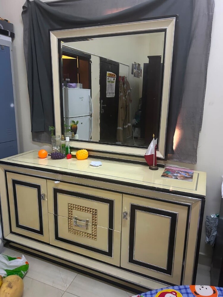 Dress table + 2 Small storage Cupbo - 4