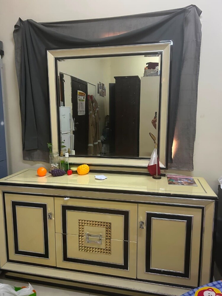 Dress table + 2 Small storage Cupbo - 3