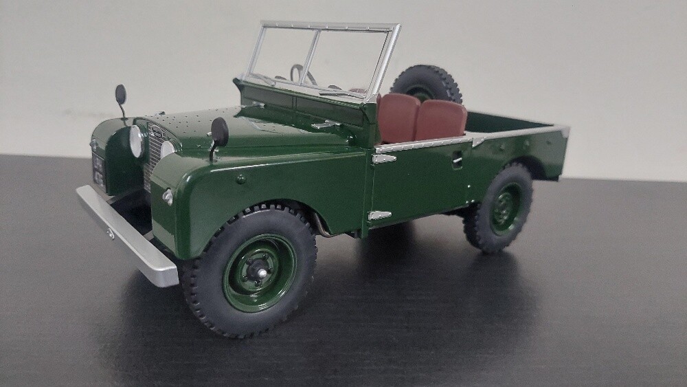 1:18 57 land rover model car - 2