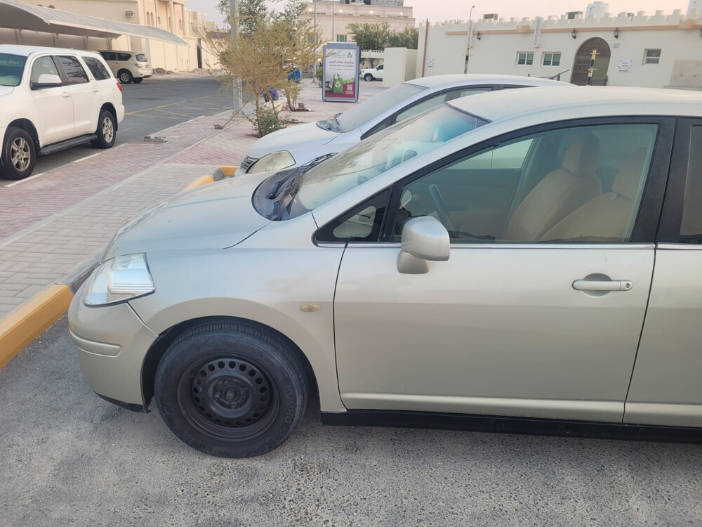 nissan tida - 2