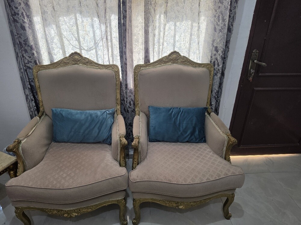 LIVING ROOM SEATING SET - 2