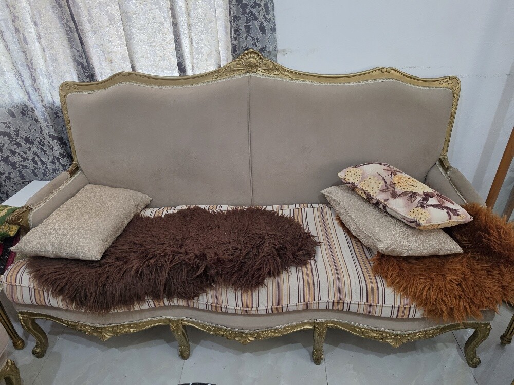 LIVING ROOM SEATING SET - 1