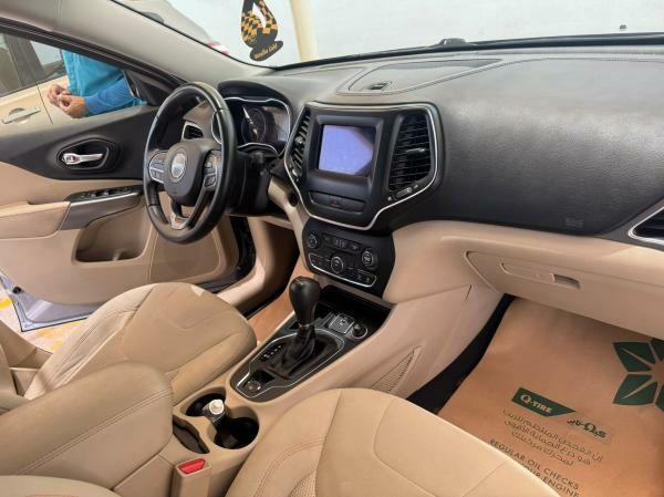 Jeep Cherokee Sport - 12