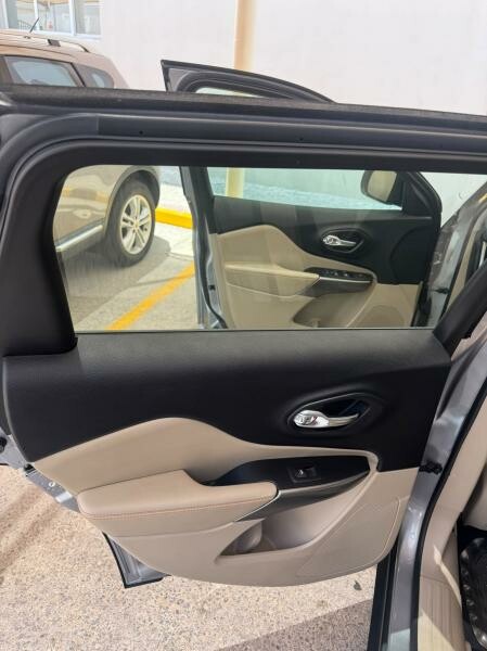 Jeep Cherokee Sport - 11