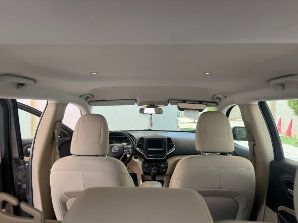Jeep Cherokee Sport - 4