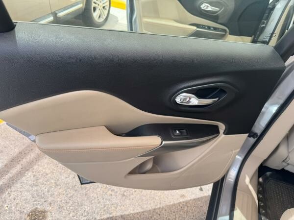 Jeep Cherokee Sport - 10