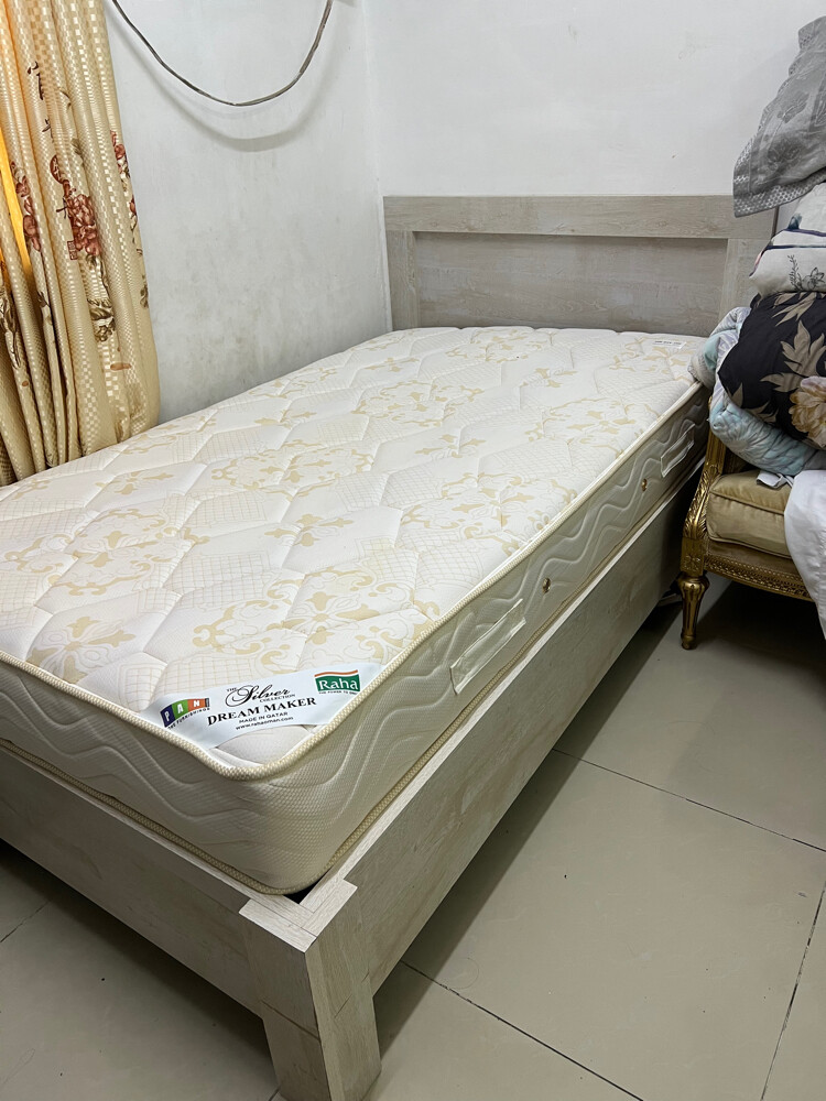 سرير مع مرتبة طبية  - 1