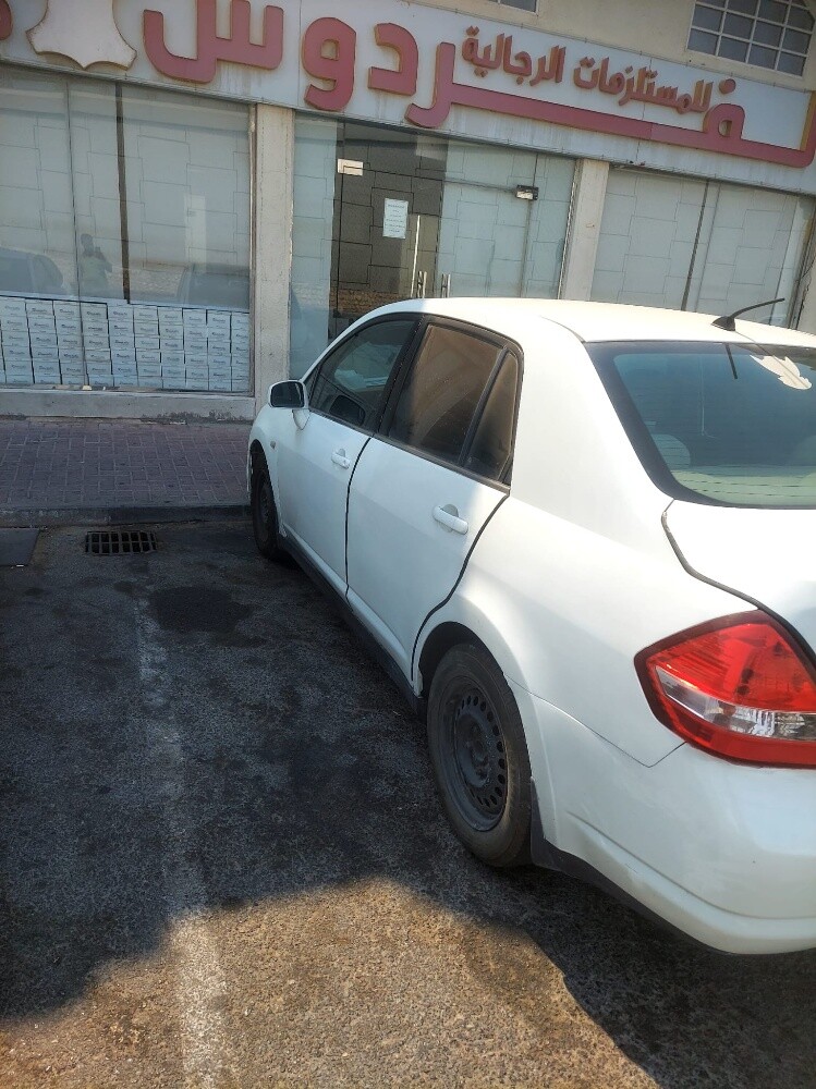 Nissan  tida. - 2