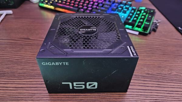 GIGABYTE P750GM 750W ATX - 2
