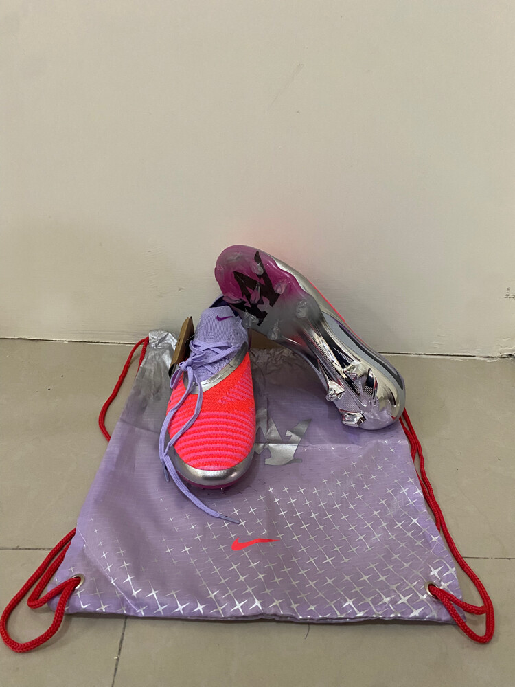  football t shirt/ football boots  - 2