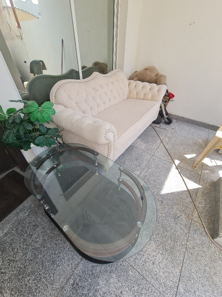 كنبة مع طاولة زجاجية - 1