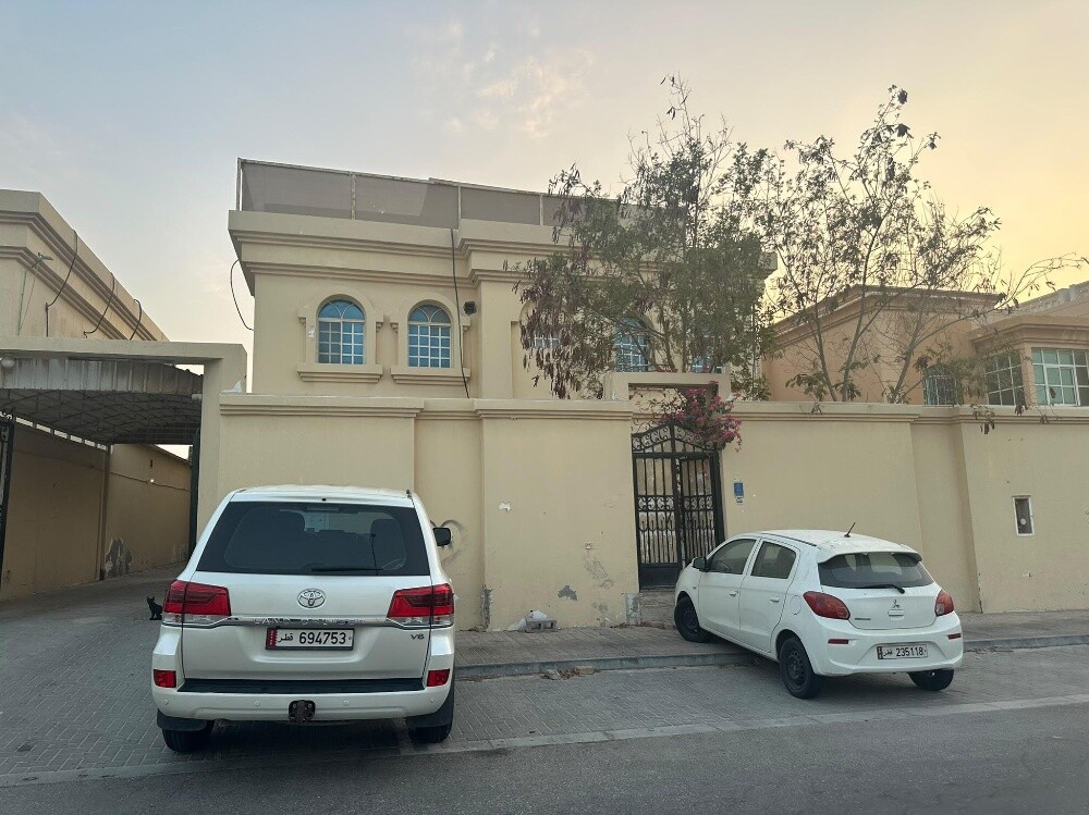 غرفة وصالة ملحق خلف فيلاء - 2