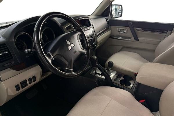 MITSUBISHI PAJERO 3L STD 2022 - 6