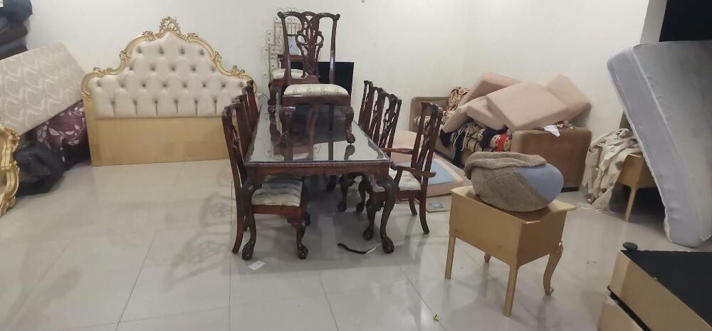 طاولة و كراسي - 1