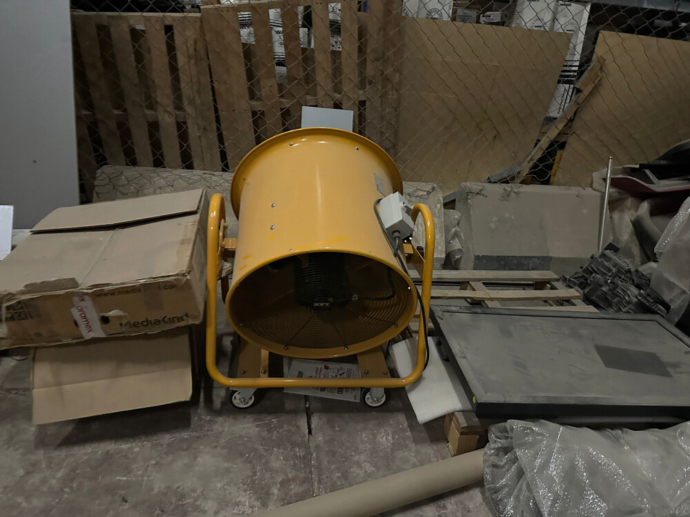Store and Outfan for sale  - 1