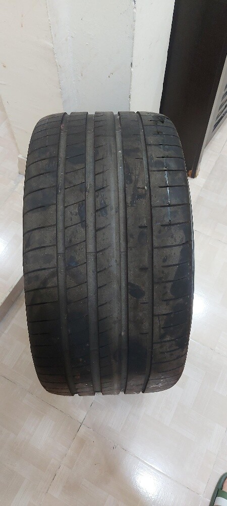 Porsche rim, like new. - 2