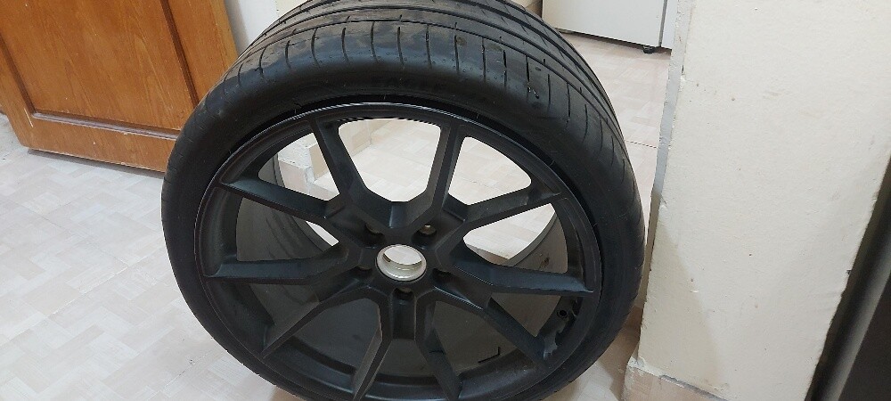 Porsche rim, like new. - 3