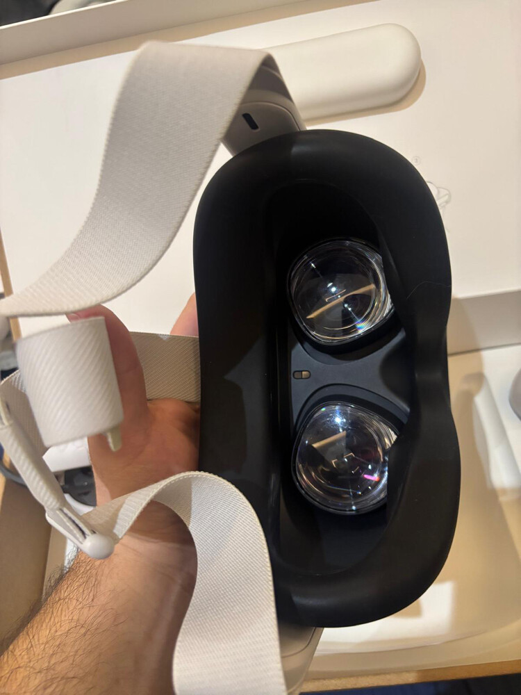 meta Quest VR 2 - 4