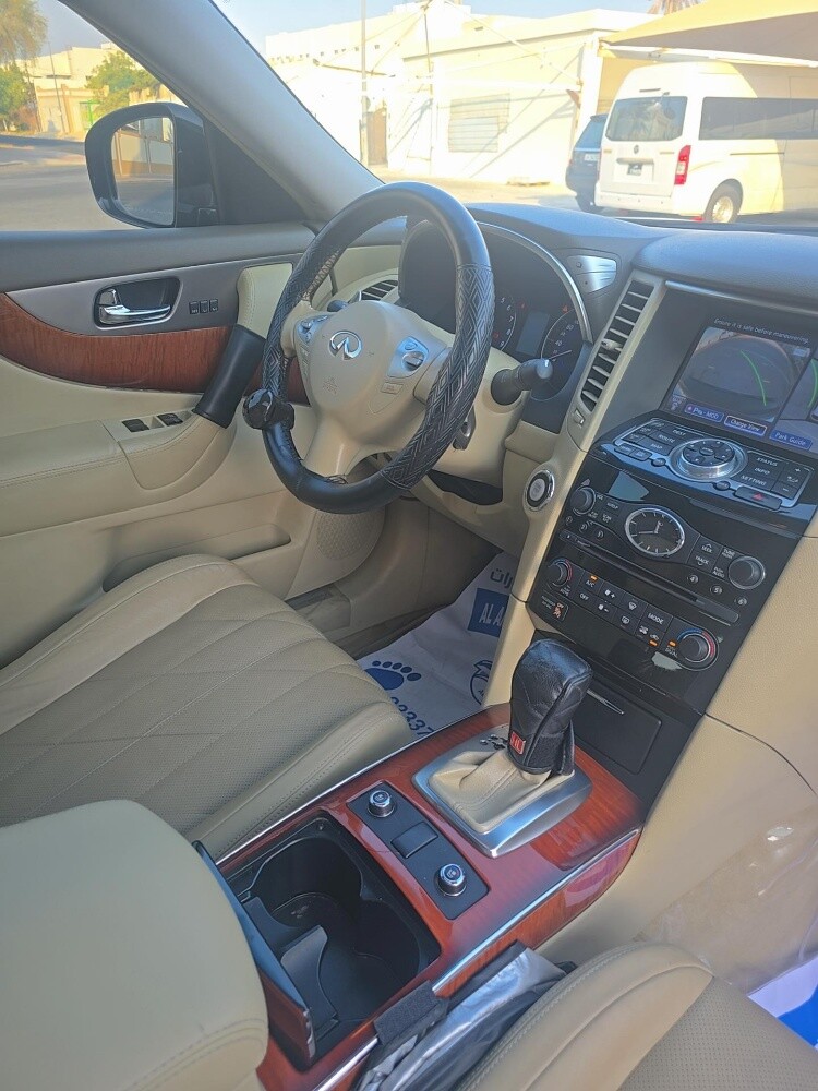 Infiniti QX70 2016 registered 2017 - 16