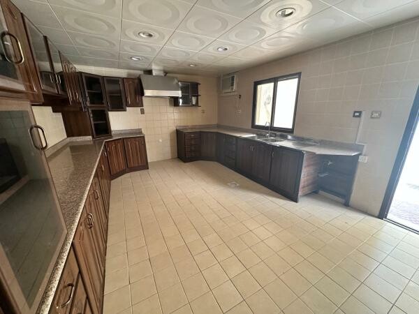 Luxury Villa in Khalifa City - 4