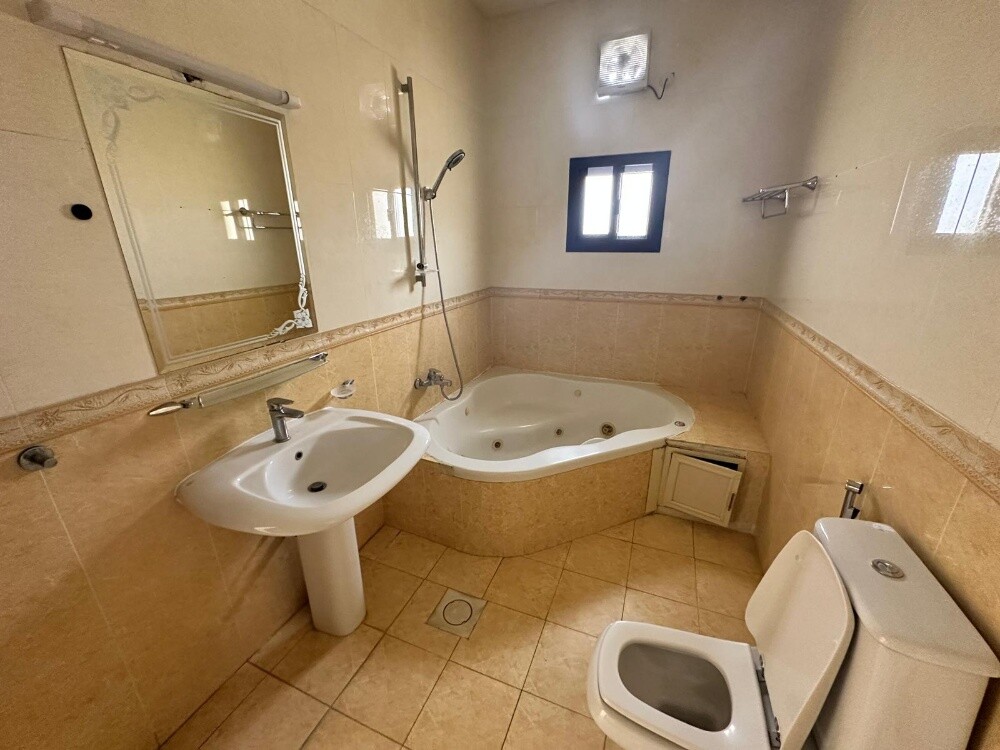 Luxury Villa in Khalifa City - 10